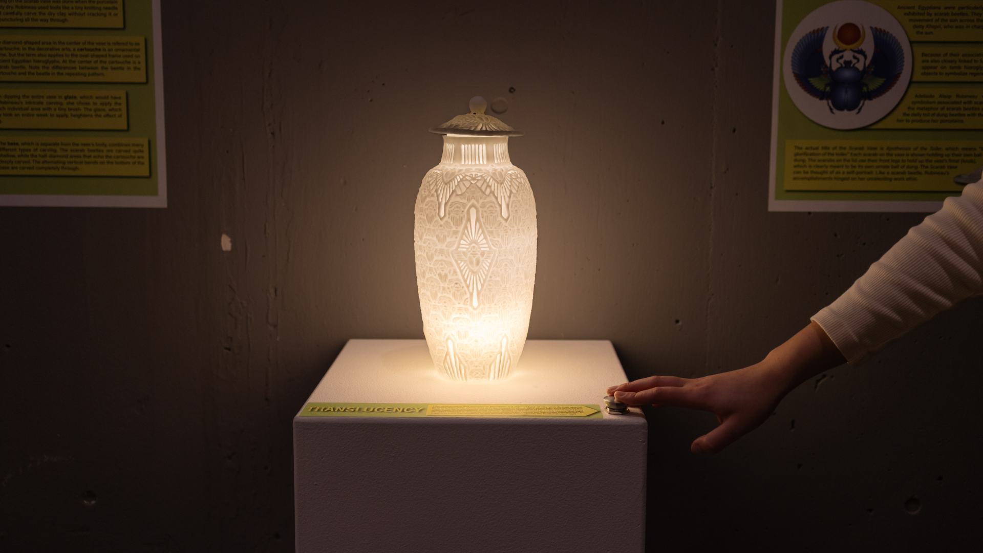 With the press of a button, you can light up the model and observe the vase's fine details