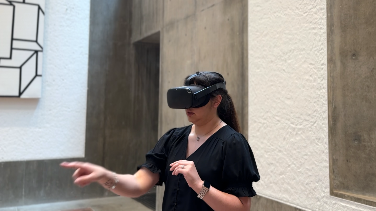 Visitor pressing the virtual Start button.